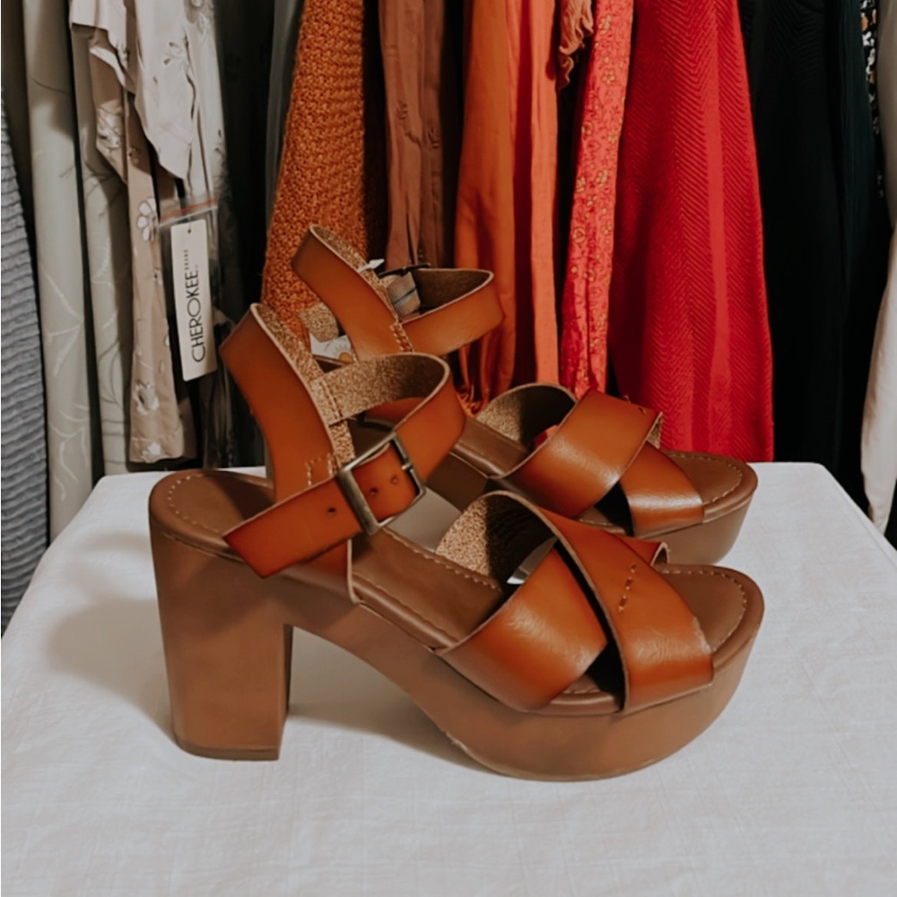 Universal Thread Adorable brown leather wooden chunky heels